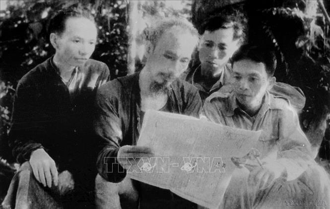 Chủ tịch Hồ Chí Minh - nhà báo lớn, người thầy vĩ đại của báo chí cách mạng Việt Nam- Ảnh 5. Chủ tịch Hồ Chí Minh - nhà báo lớn, người thầy vĩ đại của báo chí cách mạng Việt Nam- Ảnh 5.
