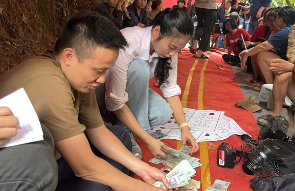 Lào Cai: Bắt quả tang 24 đối tượng đánh bạc dưới hình thức ‘xóc đĩa’ trên đồi quế- Ảnh 2. Lào Cai: Bắt quả tang 24 đối tượng đánh bạc dưới hình thức ‘xóc đĩa’ trên đồi quế- Ảnh 2.