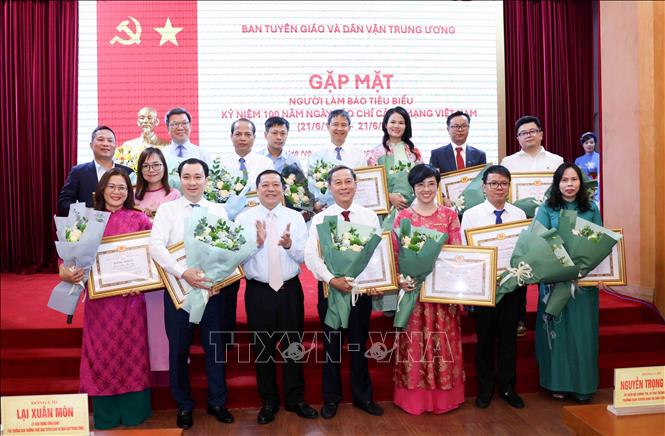 Gặp mặt Người làm báo tiêu biểu nhân Kỷ niệm 100 năm Ngày Báo chí Cách mạng Việt Nam- Ảnh 7. Gặp mặt Người làm báo tiêu biểu nhân Kỷ niệm 100 năm Ngày Báo chí Cách mạng Việt Nam- Ảnh 7.