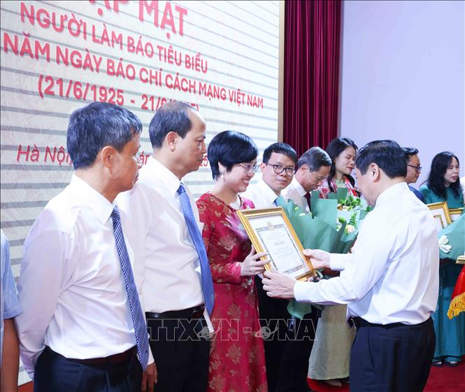 Gặp mặt Người làm báo tiêu biểu nhân Kỷ niệm 100 năm Ngày Báo chí Cách mạng Việt Nam- Ảnh 5. Gặp mặt Người làm báo tiêu biểu nhân Kỷ niệm 100 năm Ngày Báo chí Cách mạng Việt Nam- Ảnh 5.
