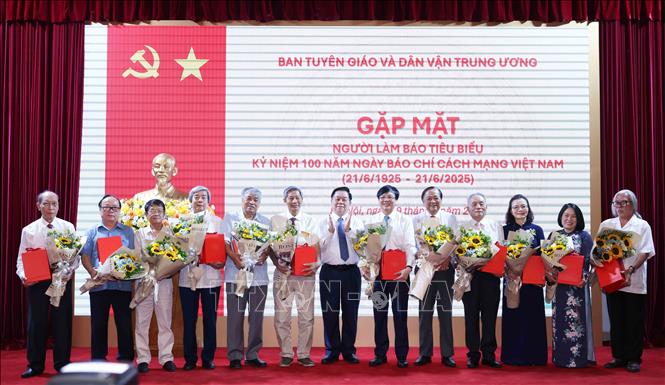 Gặp mặt Người làm báo tiêu biểu nhân Kỷ niệm 100 năm Ngày Báo chí Cách mạng Việt Nam- Ảnh 4. Gặp mặt Người làm báo tiêu biểu nhân Kỷ niệm 100 năm Ngày Báo chí Cách mạng Việt Nam- Ảnh 4.