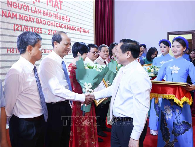 Gặp mặt Người làm báo tiêu biểu nhân Kỷ niệm 100 năm Ngày Báo chí Cách mạng Việt Nam- Ảnh 6. Gặp mặt Người làm báo tiêu biểu nhân Kỷ niệm 100 năm Ngày Báo chí Cách mạng Việt Nam- Ảnh 6.