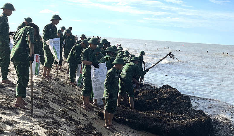 Bãi biển nổi tiếng ở Quảng Bình bị rác 'tấn công' sau mưa bão- Ảnh 4.
