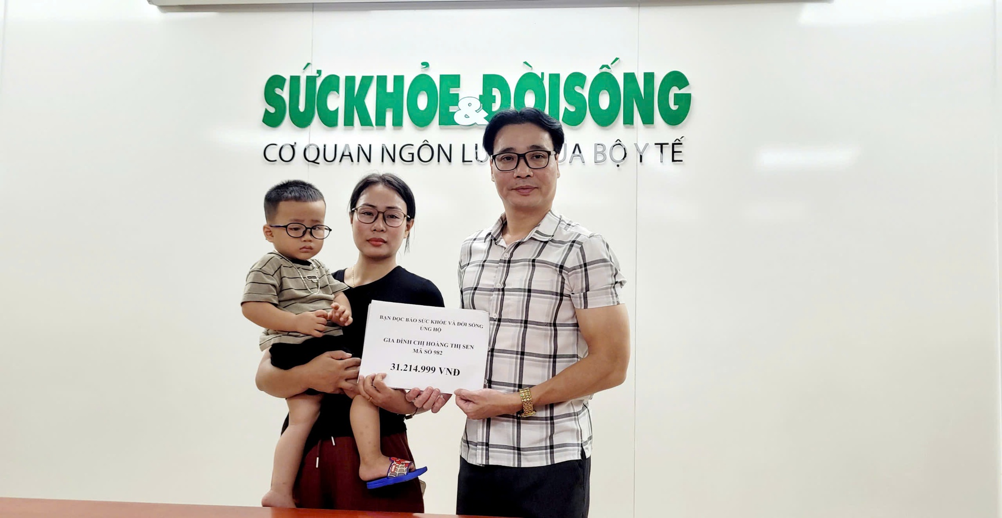 Hơn 31 triệu đồng đến với bé 17 tháng tuổi từng đứng trước nguy cơ bị mù lòa- Ảnh 2.