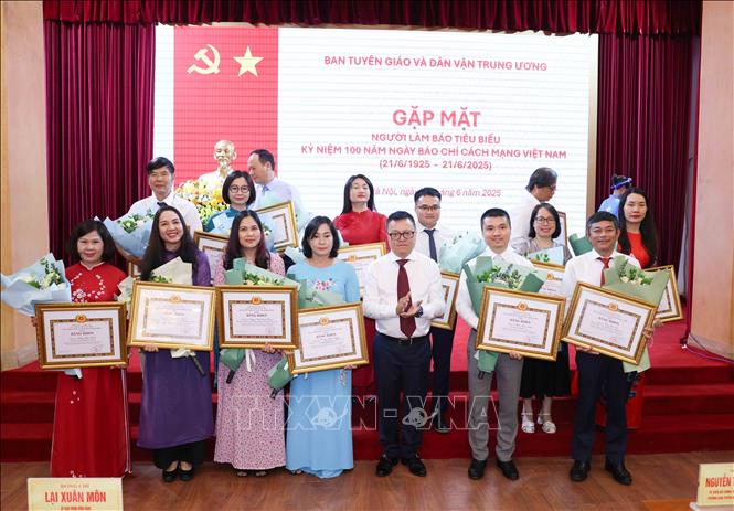 Gặp mặt Người làm báo tiêu biểu nhân Kỷ niệm 100 năm Ngày Báo chí Cách mạng Việt Nam- Ảnh 8. Gặp mặt Người làm báo tiêu biểu nhân Kỷ niệm 100 năm Ngày Báo chí Cách mạng Việt Nam- Ảnh 8.