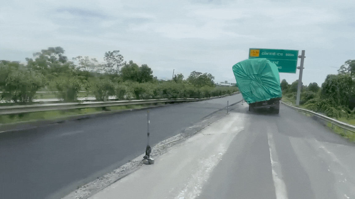 Xe tải 'siêu vẹo' chạy băng băng trên cao tốc, suýt va biển báo: Tài xế nói gì?- Ảnh 2. Xe tải 'siêu vẹo' chạy băng băng trên cao tốc, suýt va biển báo: Tài xế nói gì?- Ảnh 2.