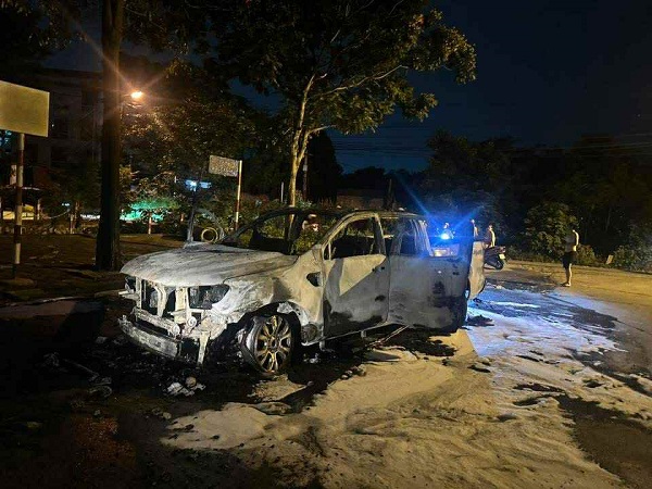 Xe bán tải đang lưu thông bất ngờ bốc cháy ngụt ngụt chỉ còn trơ khung- Ảnh 4. Xe bán tải đang lưu thông bất ngờ bốc cháy ngụt ngụt chỉ còn trơ khung- Ảnh 4.