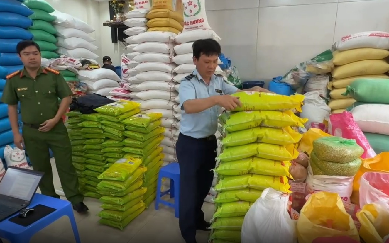 Hà Nội phát hiện nhiều cửa hàng bán gạo giả nhãn hiệu ST25
