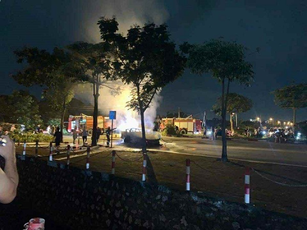 Xe bán tải đang lưu thông bất ngờ bốc cháy ngụt ngụt chỉ còn trơ khung- Ảnh 1. Xe bán tải đang lưu thông bất ngờ bốc cháy ngụt ngụt chỉ còn trơ khung- Ảnh 1.