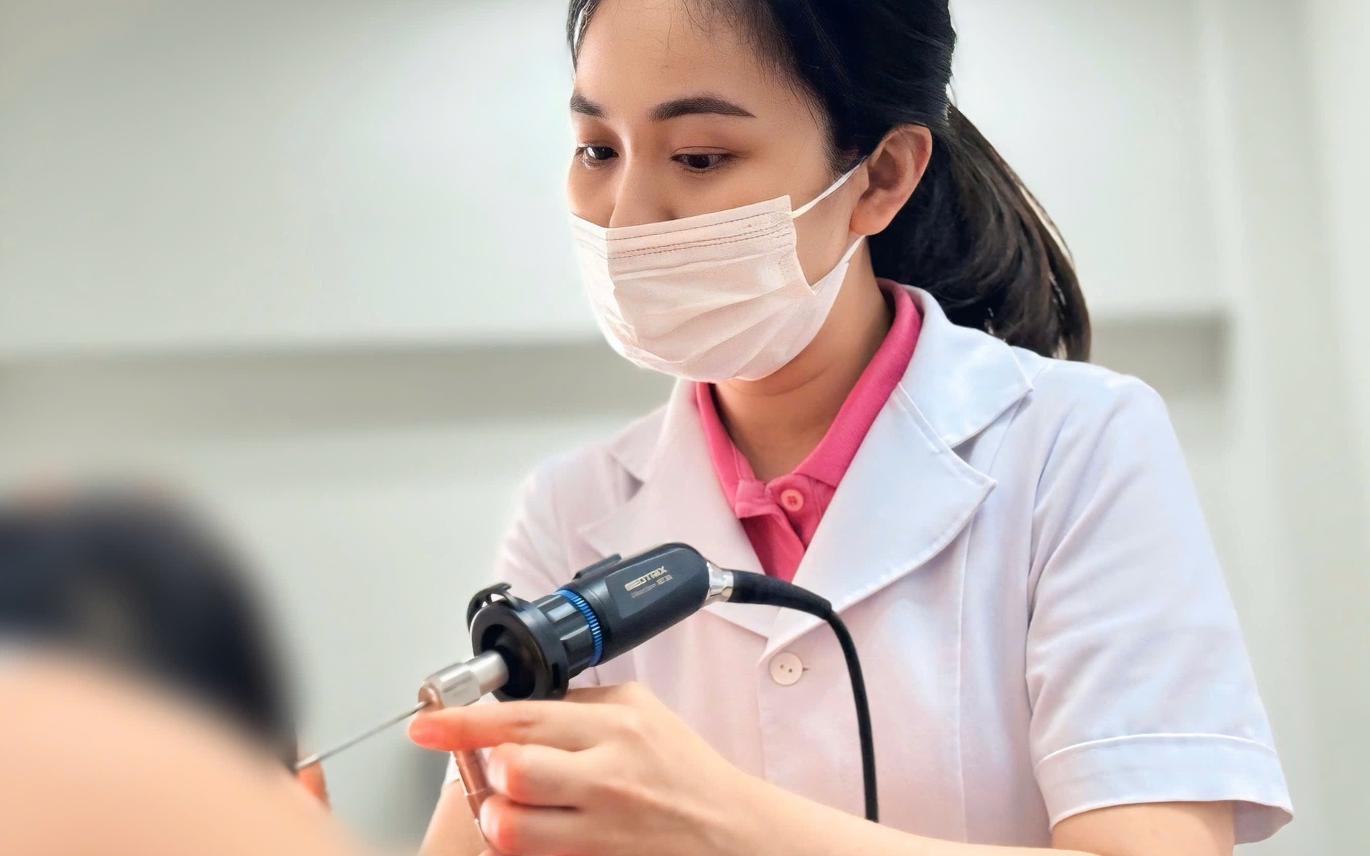 Bé gái suýt thủng màng nhĩ vì dây buộc tóc cao su &quot;chui&quot; vào trong tai