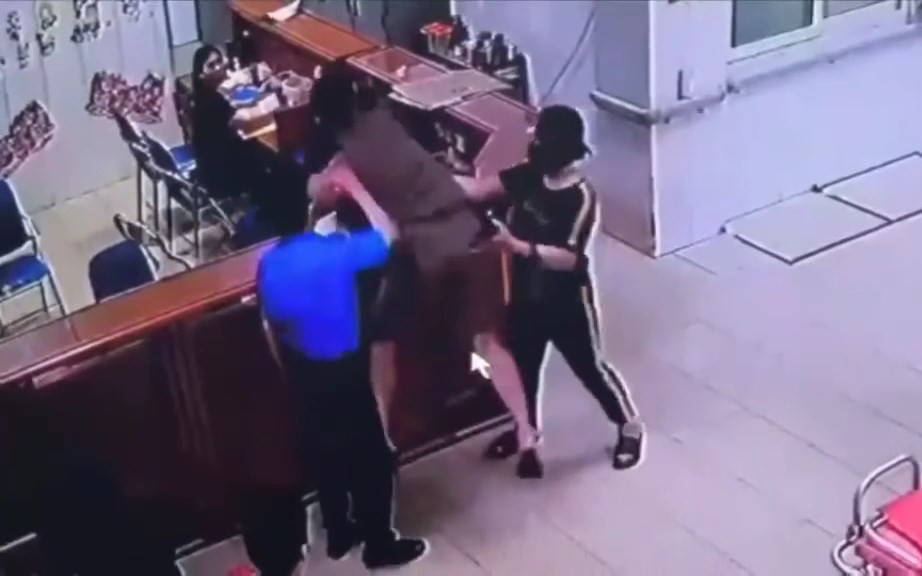 Người đàn ông chồm qua quầy làm thủ tục tấn công nhân viên y tế