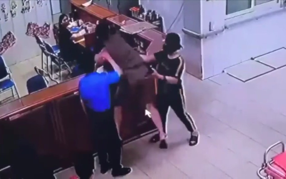 Xử lý nghiêm đối tượng hành hung nhân viên y tế ở Nghệ An