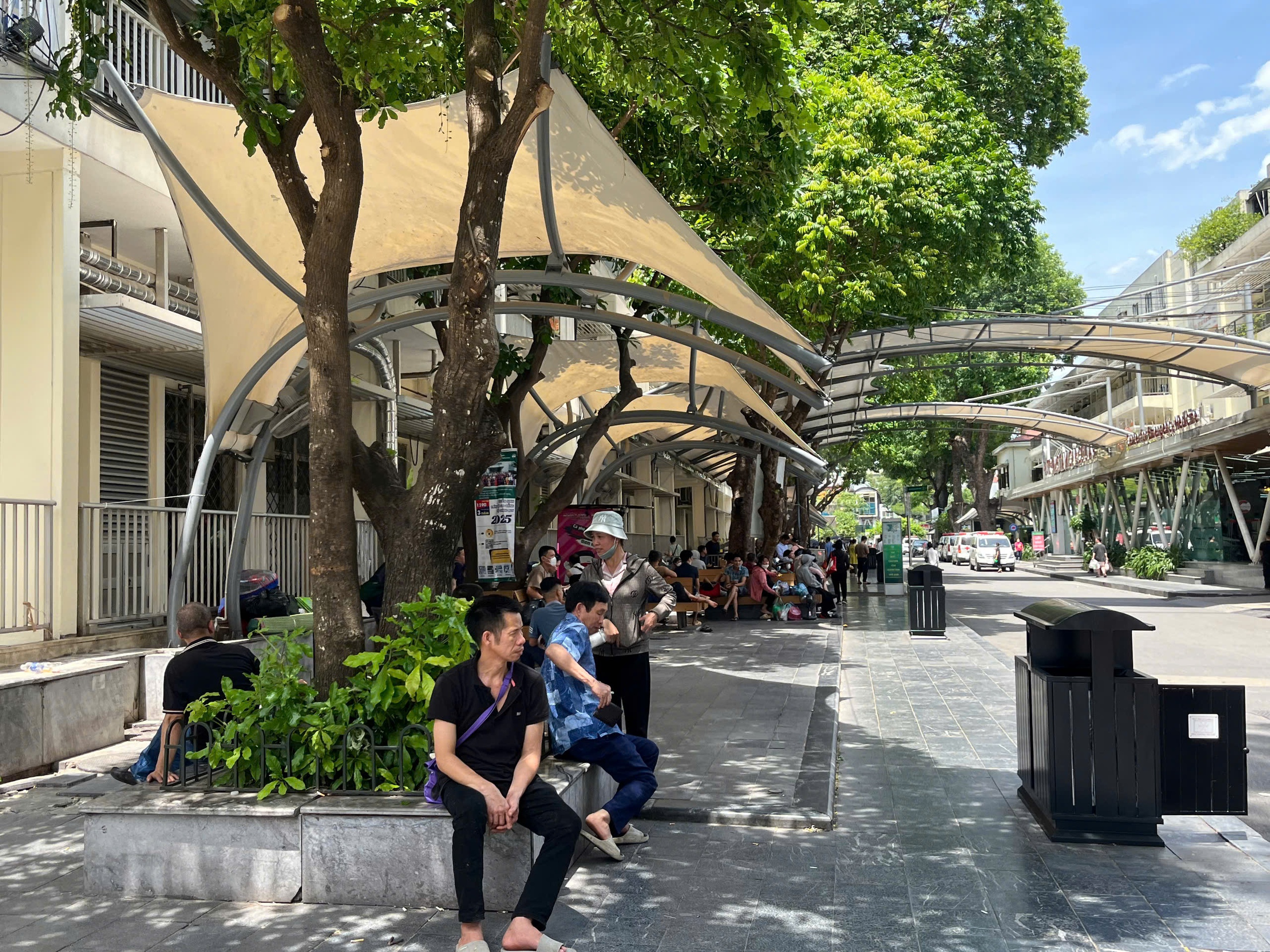 Nắng nóng, Bộ Y tế yêu cầu các bệnh viện bổ sung quạt, cung cấp nước uống miễn phí... cho người bệnh- Ảnh 1.