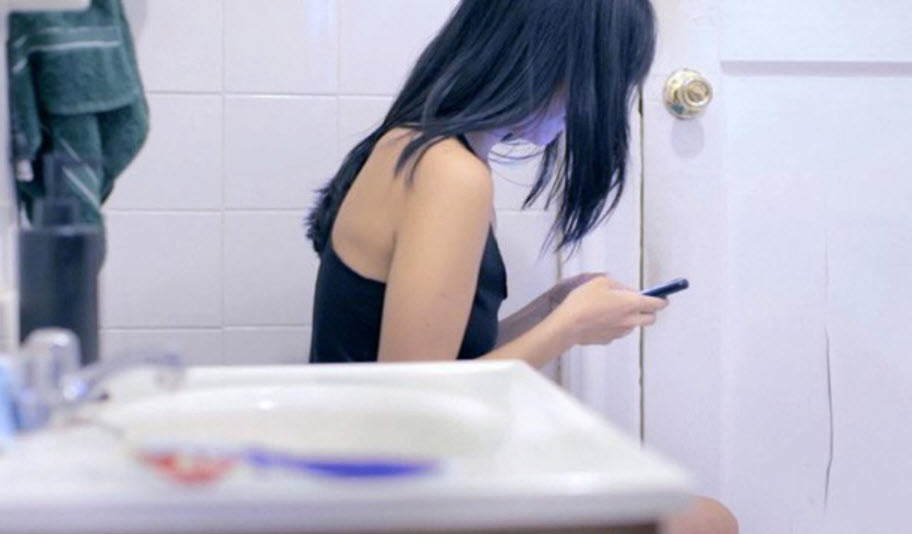 Sử dụng điện thoại khi đi vệ sinh ảnh hưởng đến sức khỏe như thế nào?