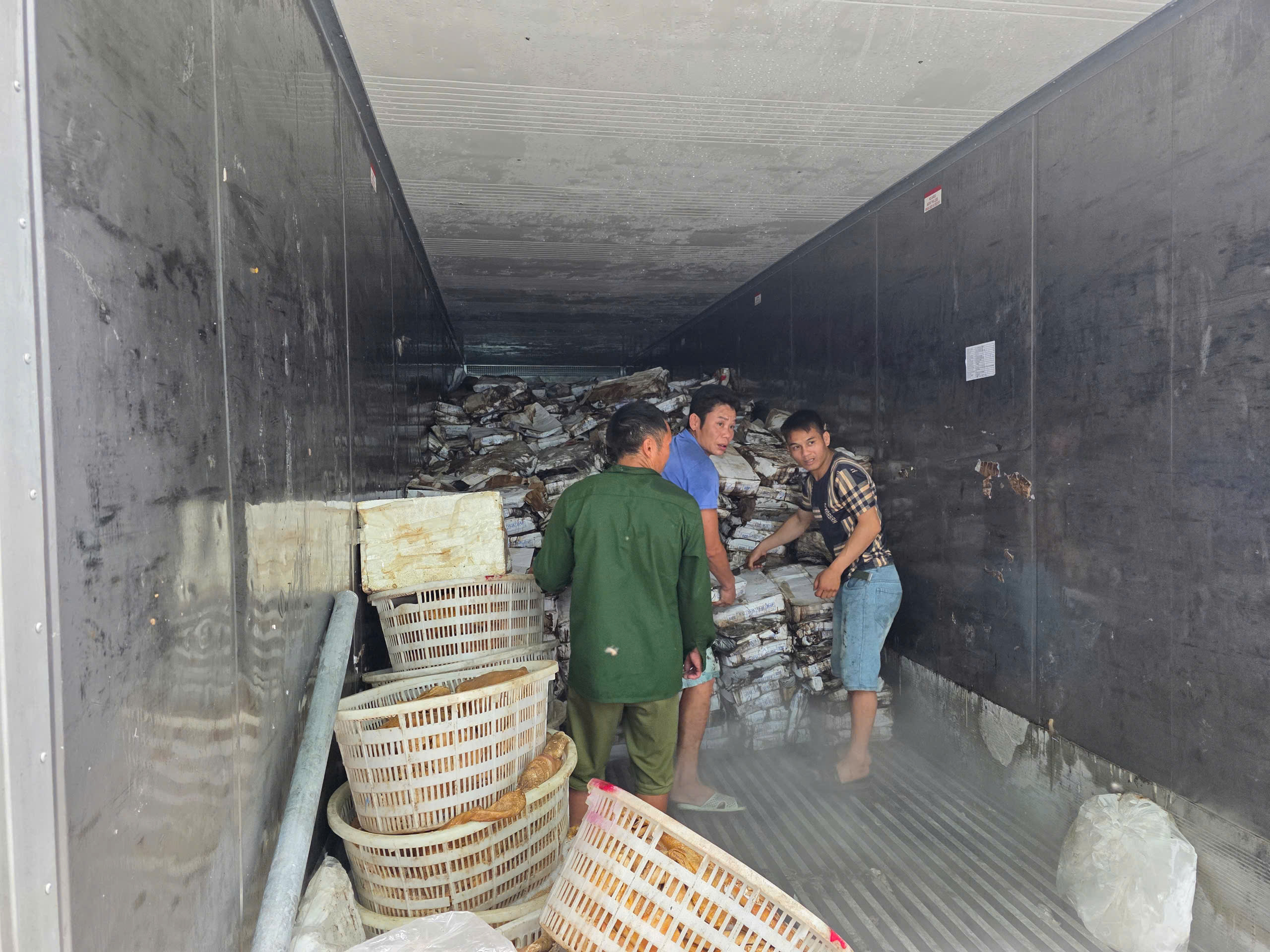 Hơn 12 tấn chân gà 'bốc mùi' không rõ nguồn gốc được phát hiện trong kho lạnh- Ảnh 2. Hơn 12 tấn chân gà 'bốc mùi' không rõ nguồn gốc được phát hiện trong kho lạnh- Ảnh 2.