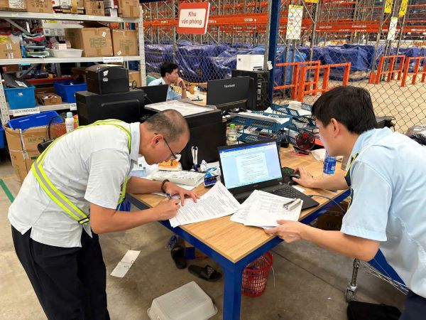 Kiểm tra Công ty Á Châu, thu giữ hàng trăm nghìn sản phẩm không rõ nguồn gốc- Ảnh 2.