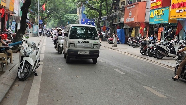 Thiếu quan sát, nhiều tài xế vô tư lái ô tô đi vào đường ngược chiều- Ảnh 1. Thiếu quan sát, nhiều tài xế vô tư lái ô tô đi vào đường ngược chiều- Ảnh 1.