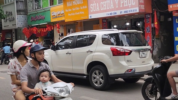 Thiếu quan sát, nhiều tài xế vô tư lái ô tô đi vào đường ngược chiều- Ảnh 4. Thiếu quan sát, nhiều tài xế vô tư lái ô tô đi vào đường ngược chiều- Ảnh 4.