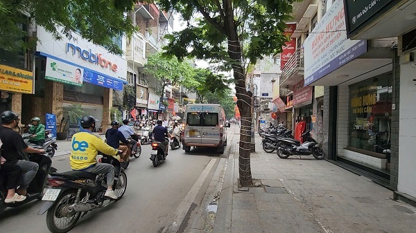 Thiếu quan sát, nhiều tài xế vô tư lái ô tô đi vào đường ngược chiều- Ảnh 7. Thiếu quan sát, nhiều tài xế vô tư lái ô tô đi vào đường ngược chiều- Ảnh 7.