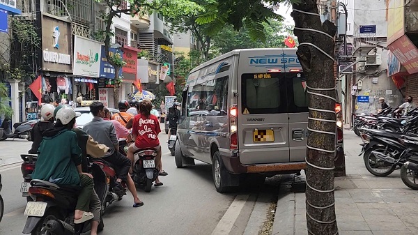 Thiếu quan sát, nhiều tài xế vô tư lái ô tô đi vào đường ngược chiều- Ảnh 9. Thiếu quan sát, nhiều tài xế vô tư lái ô tô đi vào đường ngược chiều- Ảnh 9.