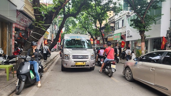 Thiếu quan sát, nhiều tài xế vô tư lái ô tô đi vào đường ngược chiều- Ảnh 8. Thiếu quan sát, nhiều tài xế vô tư lái ô tô đi vào đường ngược chiều- Ảnh 8.