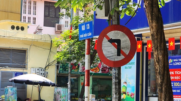 Thiếu quan sát, nhiều tài xế vô tư lái ô tô đi vào đường ngược chiều- Ảnh 6. Thiếu quan sát, nhiều tài xế vô tư lái ô tô đi vào đường ngược chiều- Ảnh 6.
