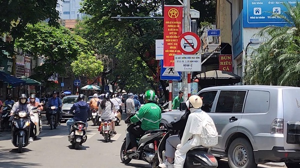 Thiếu quan sát, nhiều tài xế vô tư lái ô tô đi vào đường ngược chiều- Ảnh 3. Thiếu quan sát, nhiều tài xế vô tư lái ô tô đi vào đường ngược chiều- Ảnh 3.