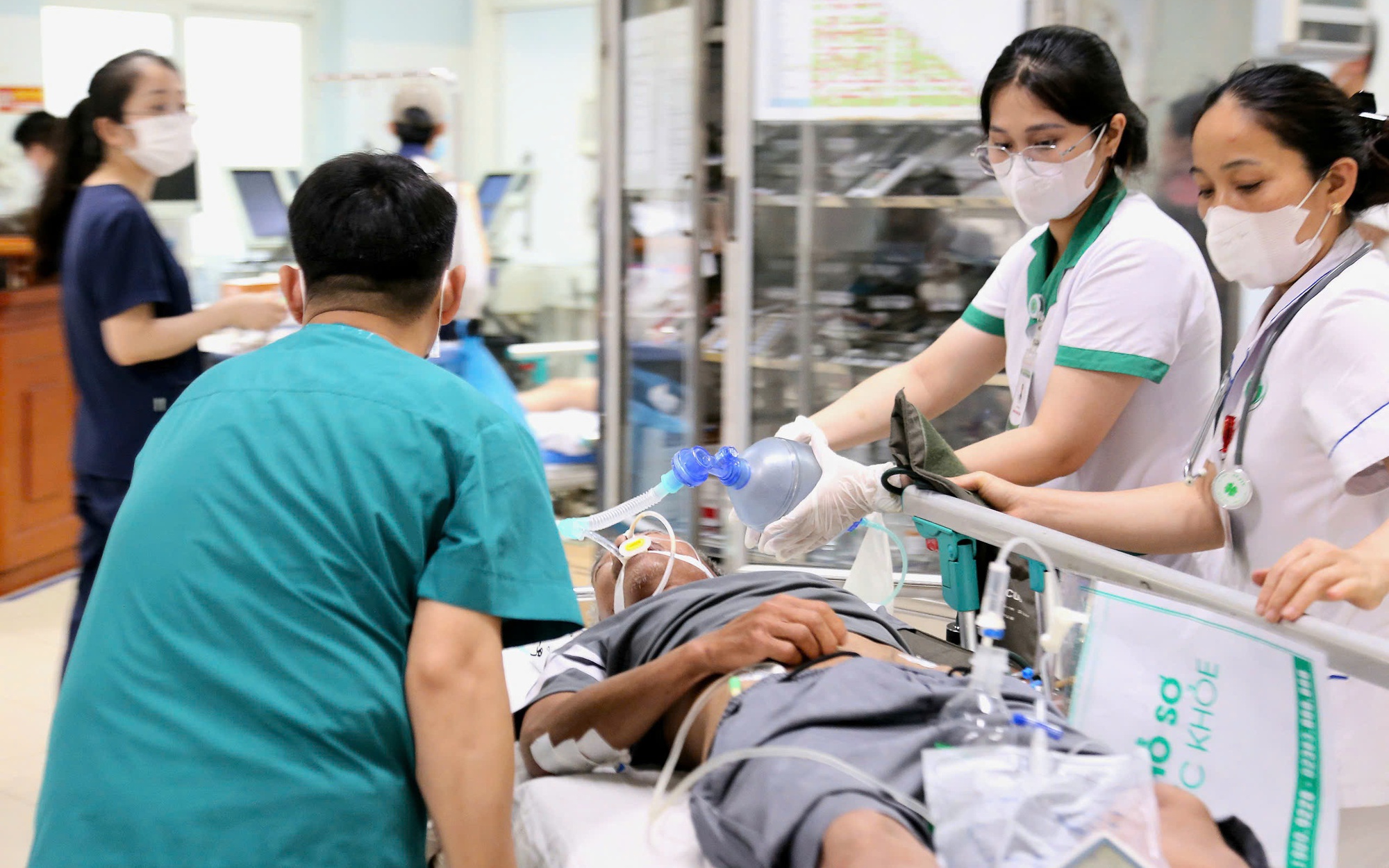 Khi cán bộ y tế bị đánh - Cú đấm vào lương tri xã hội- Ảnh 3.