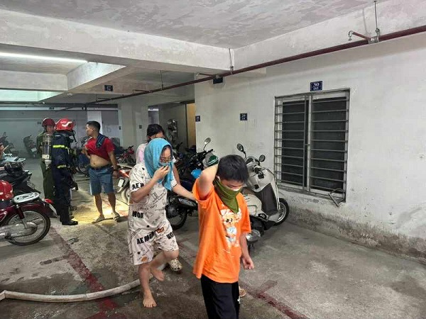 Hà Nội: Hướng dẫn 20 người thoát khỏi đám cháy chung cư mini tại quận Tây Hồ- Ảnh 1. Hà Nội: Hướng dẫn 20 người thoát khỏi đám cháy chung cư mini tại quận Tây Hồ- Ảnh 1.