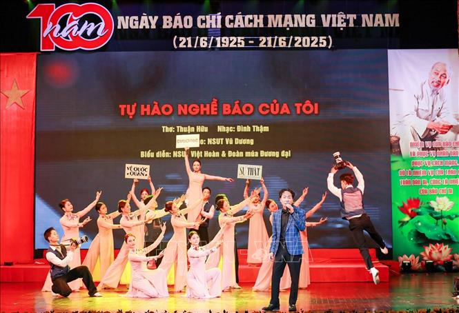 Ấn tượng chương trình nghệ thuật đặc biệt kỷ niệm 100 năm Ngày Báo chí Cách mạng Việt Nam- Ảnh 2. Ấn tượng chương trình nghệ thuật đặc biệt kỷ niệm 100 năm Ngày Báo chí Cách mạng Việt Nam- Ảnh 2.