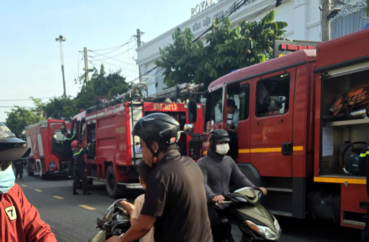 TP Hồ Chí Minh: Cháy lớn tại trung tâm tiệc cưới ở Hóc Môn- Ảnh 2. TP Hồ Chí Minh: Cháy lớn tại trung tâm tiệc cưới ở Hóc Môn- Ảnh 2.