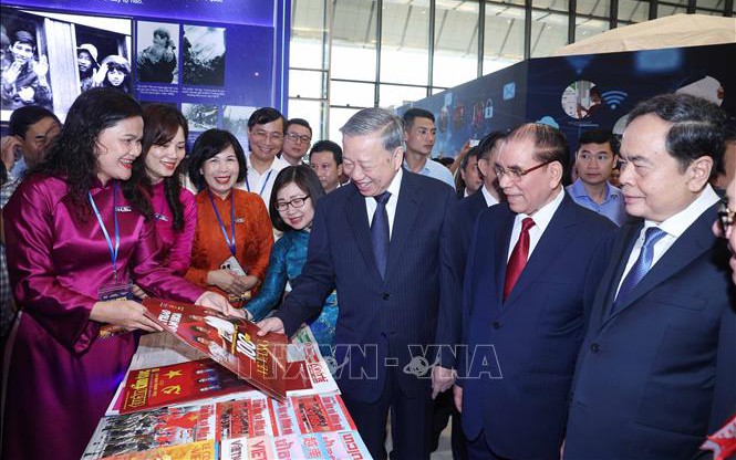 Tổng Bí thư Tô Lâm tham quan các gian trưng bày tại Hội báo toàn quốc 2025