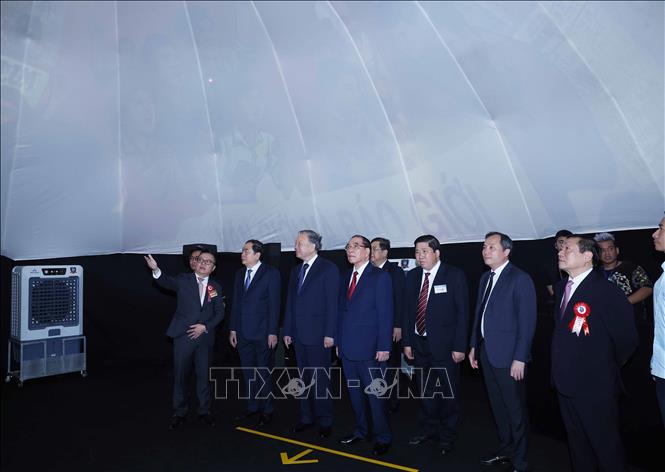 Tổng Bí thư Tô Lâm tham quan các gian trưng bày tại Hội báo toàn quốc 2025- Ảnh 9. Tổng Bí thư Tô Lâm tham quan các gian trưng bày tại Hội báo toàn quốc 2025- Ảnh 9.