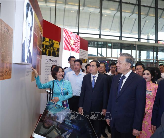 Tổng Bí thư Tô Lâm tham quan các gian trưng bày tại Hội báo toàn quốc 2025- Ảnh 8. Tổng Bí thư Tô Lâm tham quan các gian trưng bày tại Hội báo toàn quốc 2025- Ảnh 8.