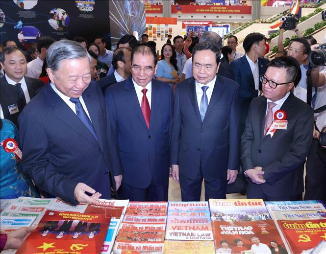 Tổng Bí thư Tô Lâm tham quan các gian trưng bày tại Hội báo toàn quốc 2025- Ảnh 1. Tổng Bí thư Tô Lâm tham quan các gian trưng bày tại Hội báo toàn quốc 2025- Ảnh 1.