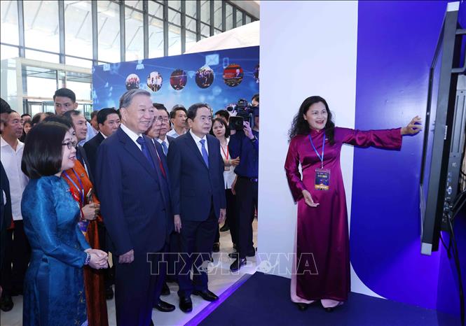 Tổng Bí thư Tô Lâm tham quan các gian trưng bày tại Hội báo toàn quốc 2025- Ảnh 4. Tổng Bí thư Tô Lâm tham quan các gian trưng bày tại Hội báo toàn quốc 2025- Ảnh 4.