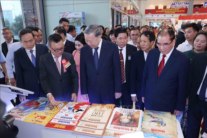 Tổng Bí thư Tô Lâm tham quan các gian trưng bày tại Hội báo toàn quốc 2025- Ảnh 10. Tổng Bí thư Tô Lâm tham quan các gian trưng bày tại Hội báo toàn quốc 2025- Ảnh 10.