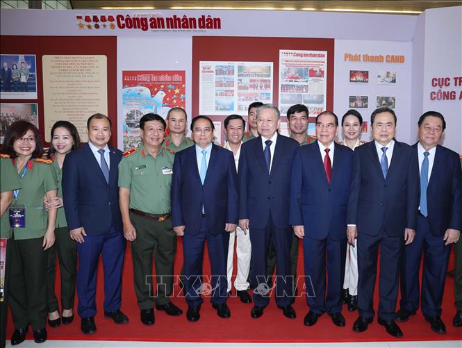 Tổng Bí thư Tô Lâm tham quan các gian trưng bày tại Hội báo toàn quốc 2025- Ảnh 12. Tổng Bí thư Tô Lâm tham quan các gian trưng bày tại Hội báo toàn quốc 2025- Ảnh 12.