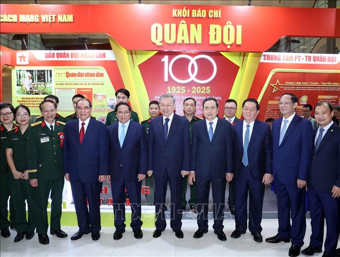 Tổng Bí thư Tô Lâm tham quan các gian trưng bày tại Hội báo toàn quốc 2025- Ảnh 13. Tổng Bí thư Tô Lâm tham quan các gian trưng bày tại Hội báo toàn quốc 2025- Ảnh 13.