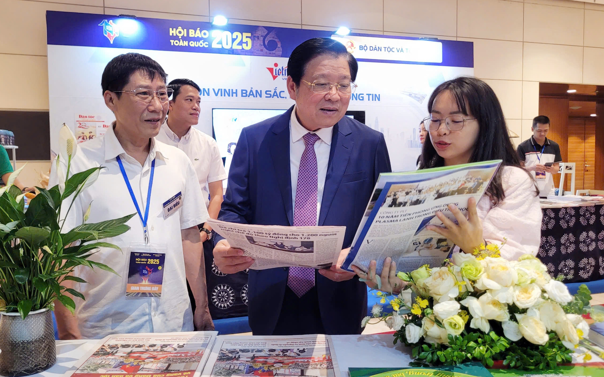 Báo Sức khỏe và Đời sống vinh dự đón các lãnh đạo cấp cao thăm quan gian trưng bày tại Hội Báo toàn quốc 2025