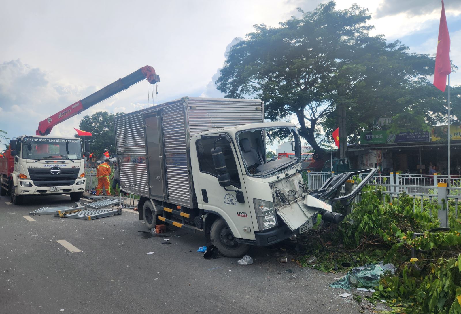 TP Hồ Chí Minh: Hai xe tải đâm nhau, tài xế bị thương nặng kẹt trong cabin- Ảnh 3. TP Hồ Chí Minh: Hai xe tải đâm nhau, tài xế bị thương nặng kẹt trong cabin- Ảnh 3.