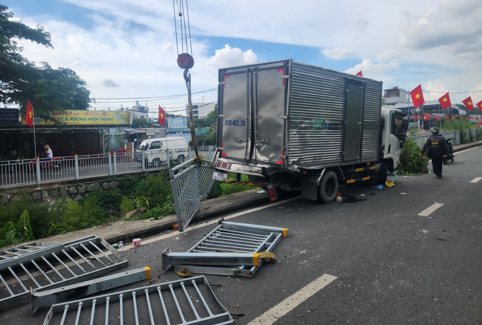 TP Hồ Chí Minh: Hai xe tải đâm nhau, tài xế bị thương nặng kẹt trong cabin- Ảnh 4. TP Hồ Chí Minh: Hai xe tải đâm nhau, tài xế bị thương nặng kẹt trong cabin- Ảnh 4.