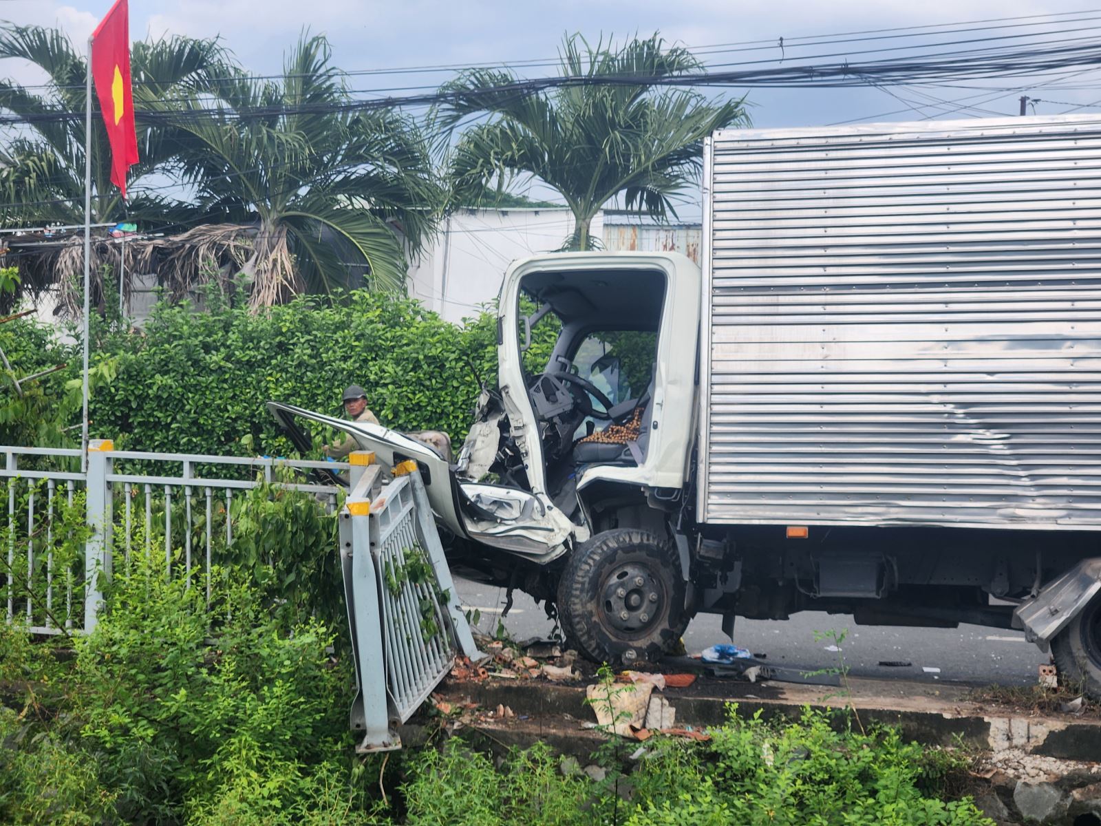 TP Hồ Chí Minh: Hai xe tải đâm nhau, tài xế bị thương nặng kẹt trong cabin- Ảnh 5. TP Hồ Chí Minh: Hai xe tải đâm nhau, tài xế bị thương nặng kẹt trong cabin- Ảnh 5.