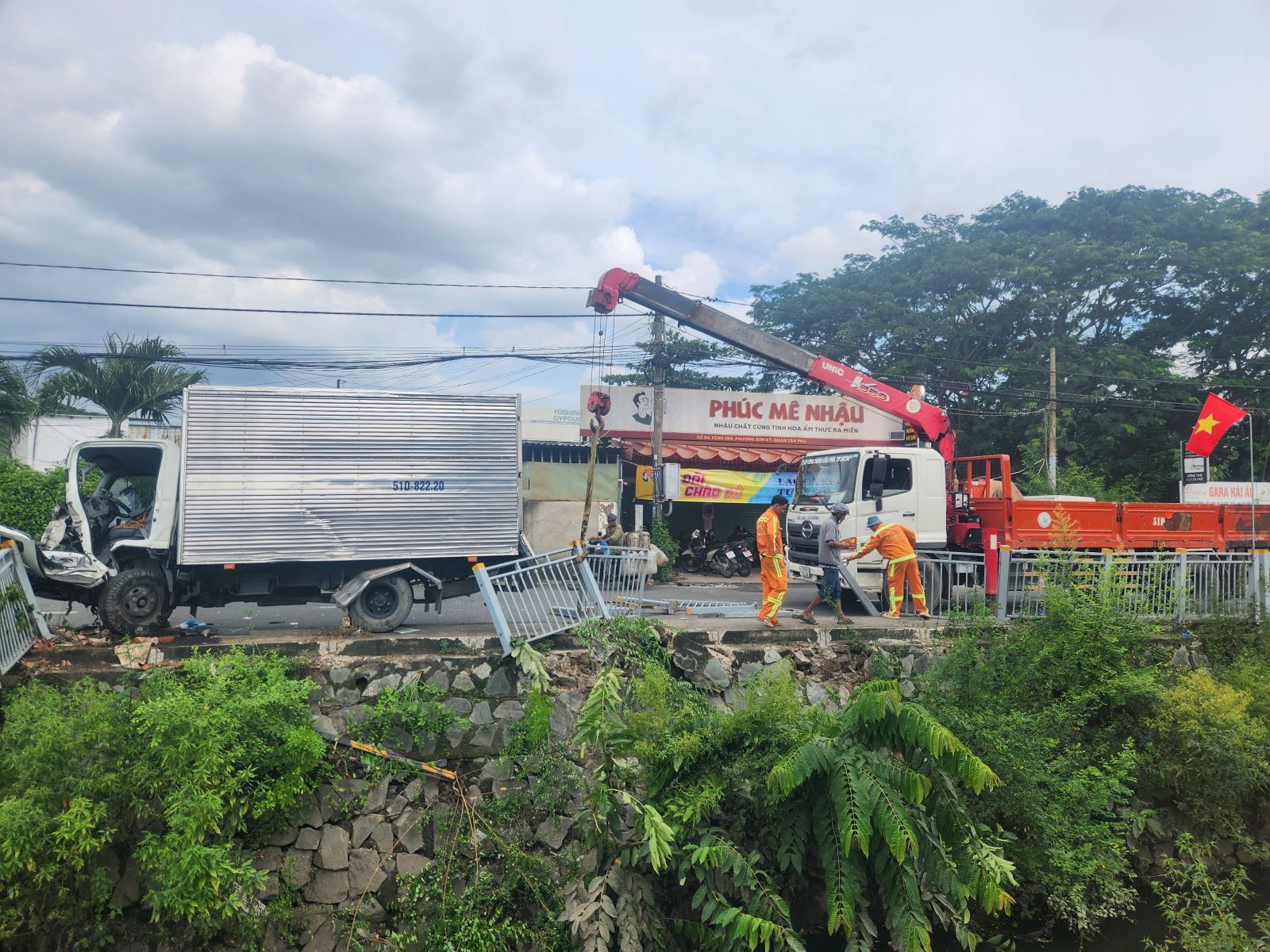 TP Hồ Chí Minh: Hai xe tải đâm nhau, tài xế bị thương nặng kẹt trong cabin- Ảnh 2. TP Hồ Chí Minh: Hai xe tải đâm nhau, tài xế bị thương nặng kẹt trong cabin- Ảnh 2.