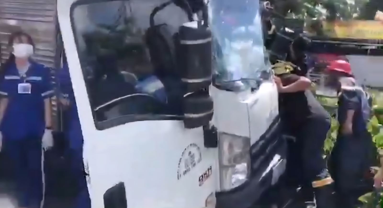 TP Hồ Chí Minh: Hai xe tải đâm nhau, tài xế bị thương nặng kẹt trong cabin- Ảnh 6. TP Hồ Chí Minh: Hai xe tải đâm nhau, tài xế bị thương nặng kẹt trong cabin- Ảnh 6.