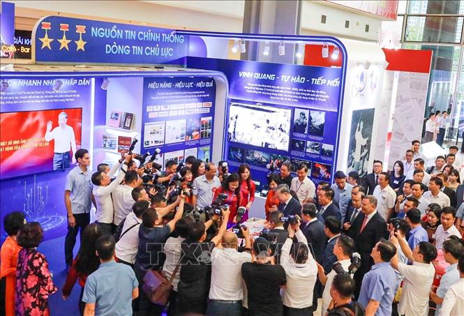Tổng Bí thư Tô Lâm tham quan các gian trưng bày tại Hội báo toàn quốc 2025- Ảnh 6. Tổng Bí thư Tô Lâm tham quan các gian trưng bày tại Hội báo toàn quốc 2025- Ảnh 6.