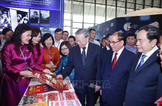 Tổng Bí thư Tô Lâm tham quan các gian trưng bày tại Hội báo toàn quốc 2025- Ảnh 3. Tổng Bí thư Tô Lâm tham quan các gian trưng bày tại Hội báo toàn quốc 2025- Ảnh 3.