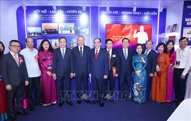 Tổng Bí thư Tô Lâm tham quan các gian trưng bày tại Hội báo toàn quốc 2025- Ảnh 7. Tổng Bí thư Tô Lâm tham quan các gian trưng bày tại Hội báo toàn quốc 2025- Ảnh 7.