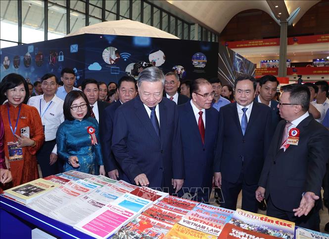 Tổng Bí thư Tô Lâm tham quan các gian trưng bày tại Hội báo toàn quốc 2025- Ảnh 2. Tổng Bí thư Tô Lâm tham quan các gian trưng bày tại Hội báo toàn quốc 2025- Ảnh 2.