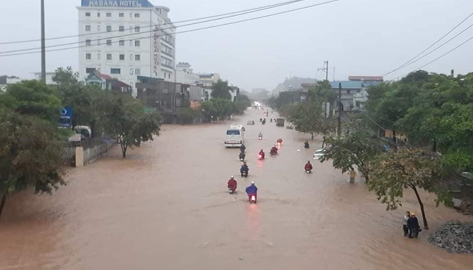 Mưa lớn khiến 1 người chết, nhiều nơi bị ngập nặng- Ảnh 2.